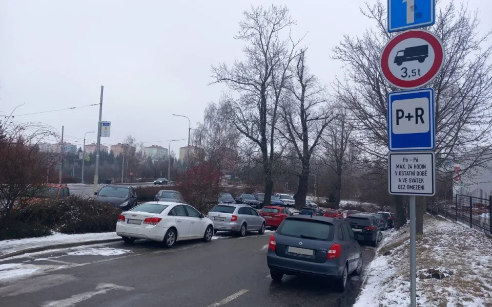 Parkování v Jihlavě XXVII: Nejen sportovní fanoušci parkují zdarma u stavebnin