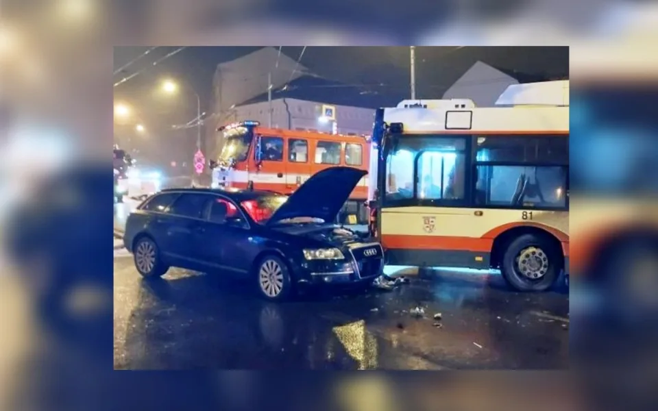 Čelní střet trolejbusu a auta v Jihlavě skončil zraněním. Škoda je 200 tisíc 