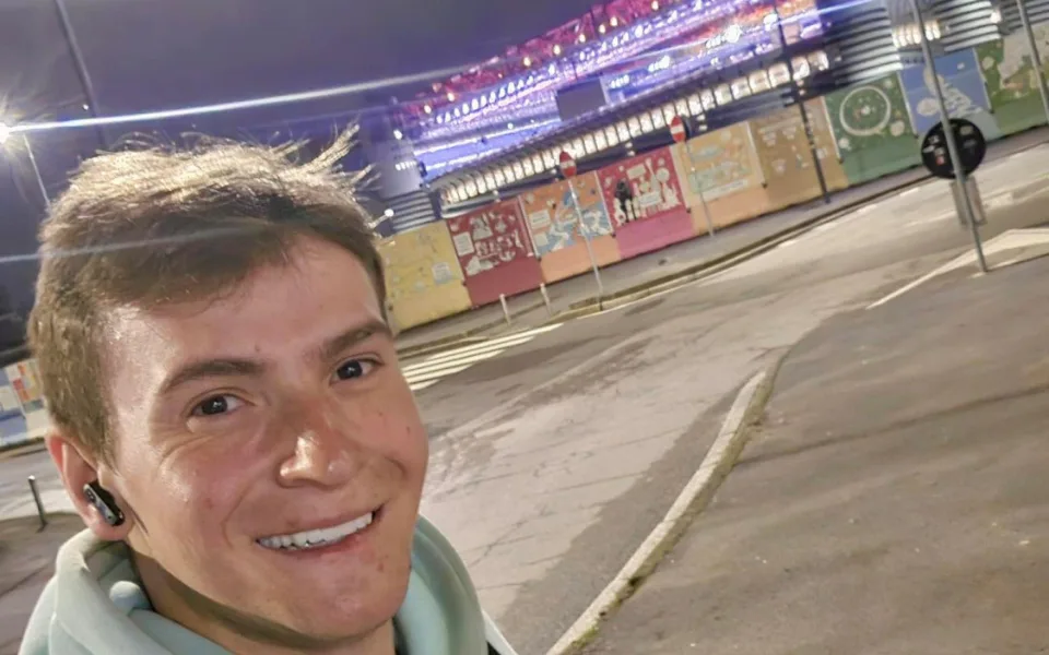 Nico z Třebíče teď dorazil do Milána. Poslední kilometry jde živě se svými fanoušky