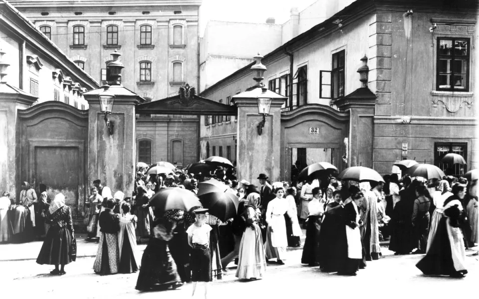 Ženy odcházejí domů. Konec pracovní směny v jihlavské tabákové továrně v Havlíčkově ulici. Snímek před rokem 1918