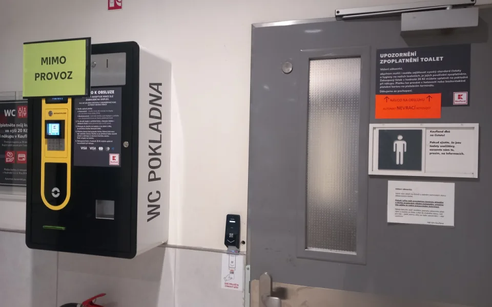 Změna v jihlavském supermarketu. Zákazníci dostanou dvacku za využití WC zpět