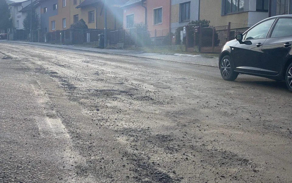 FOTO: Rošického ulice připomíná tankodrom. Město připravilo nový projekt a čeká na jaro