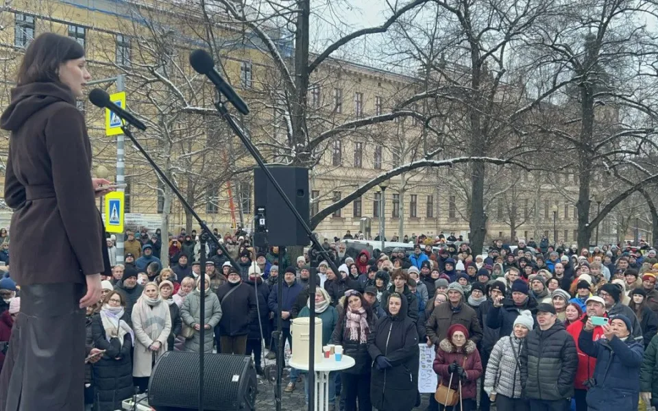 ON-LINE: V místnosti je lev. V Jihlavě přišly podpořit prezidenta stovky lidí
