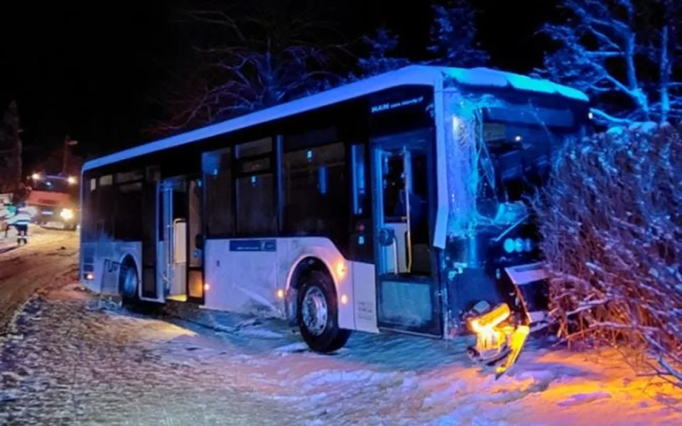 Autobus na Žďársku naboural do zaparkovaného auta a porazil sloup elektrického vedení. Foto: Se svolením Policie ČR