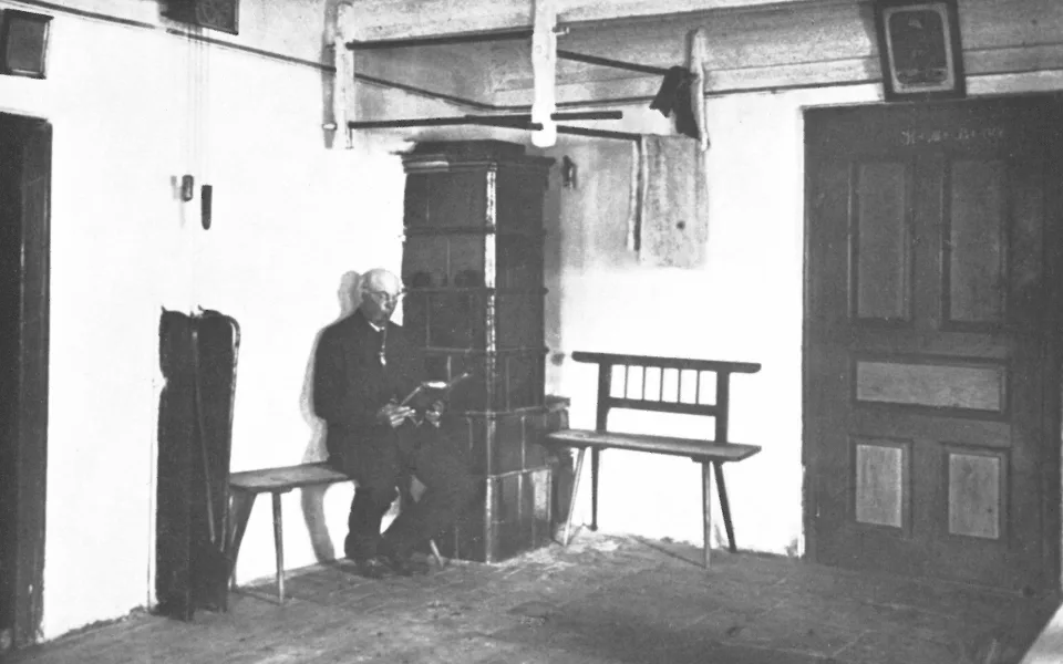 Historická fotografie představuje pravděpodobně pánský pokojík domu snad přímo v Jihlavě s malými kachlovými kamny