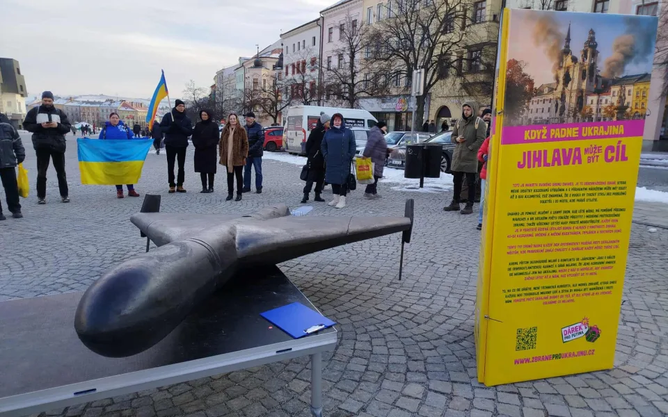 Šrot, propaganda, nebo varování? Maketa ruského dronu rozdělila Jihlavu