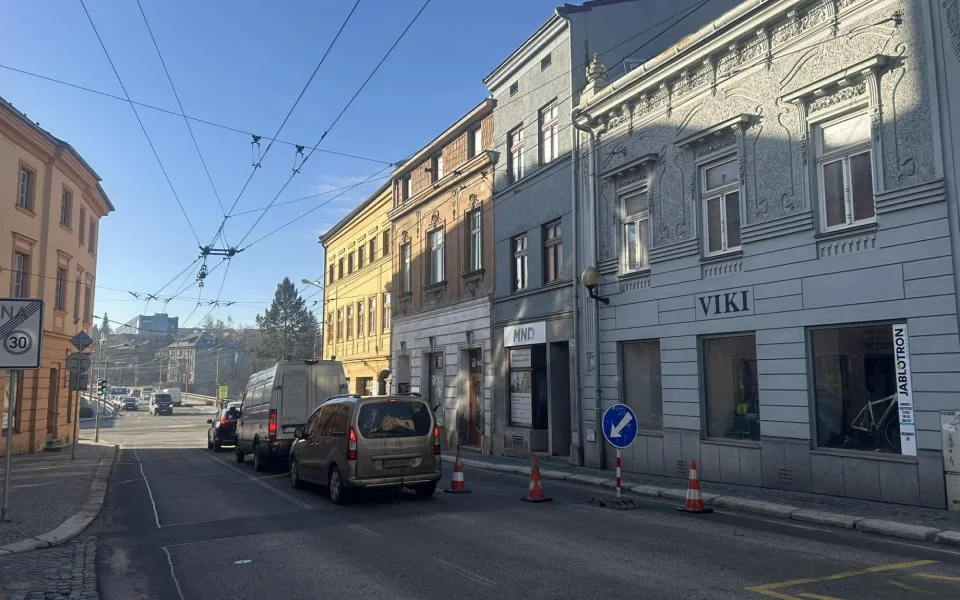 FOTO: Dopravní omezení v centru Jihlavy: Dělníci opravují propad vozovky u náměstí