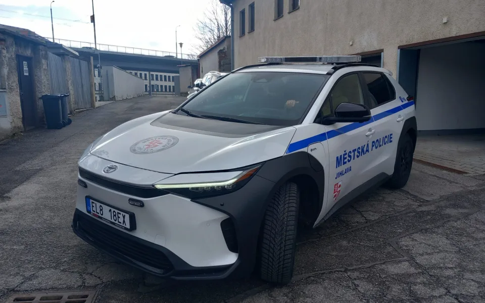 FOTO + VIDEO: Jihlavští strážníci mají první elektromobil. Doma bude na Horním Kosově