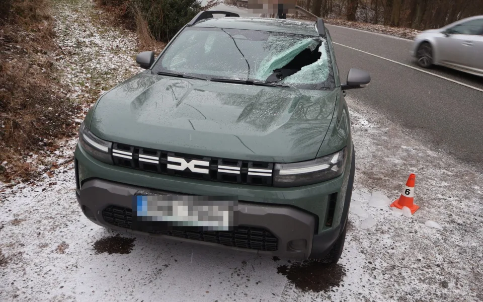 size4-17714071286738-207-z-kamionu-u-dvora-kralove-odletl-kus-ledu-trefil-projizdejici-dacii-ridic-se-podruhe-narodil