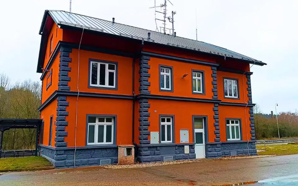 Kritizované oranžové nádraží v Pacově projde úpravami. Správa železnic uznala chybu. Foto: Poskytla Správa železnic