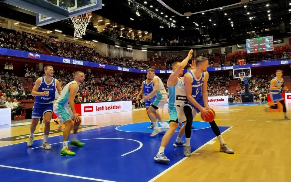 Živě z arény: Češi vedou nad Slovinskem po prvním poločasu 54:36