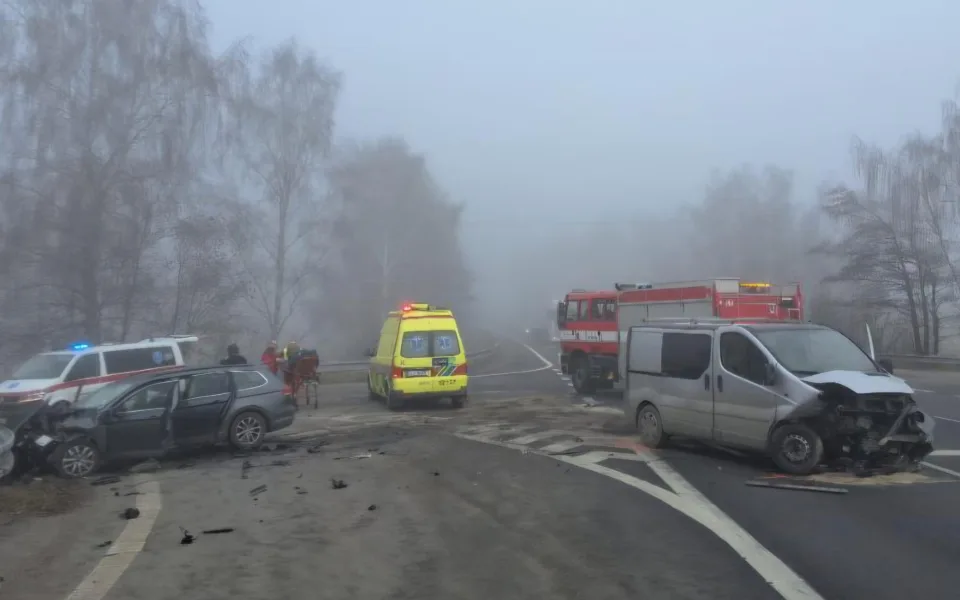 Dvě vozidla, tři zranění. Záchranné složky zaměstnala dopolední nehoda u Skuhrova