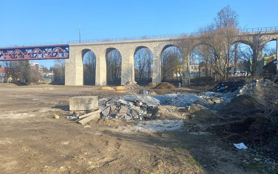 Parkování v Jihlavě XXVIII: U železničního viaduktu vznikne velké parkoviště P+R