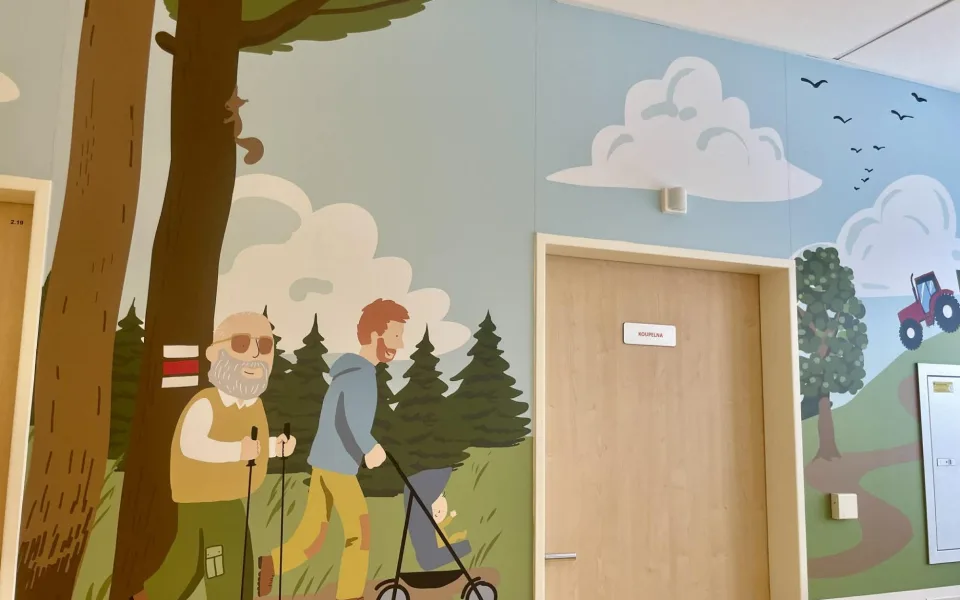 Výzdoba má malým pacientům zpříjemnit pobyt v nemocnici, vytvořil výtvarník Vojtěch Čižmář. Foto: Poskytla Nemocnice Nové Město na Moravě