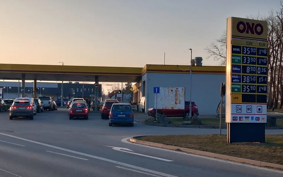 FOTO: V Jihlavě už řidiči nekoupí litr nafty pod 35 korun, stoupají i ceny benzínu