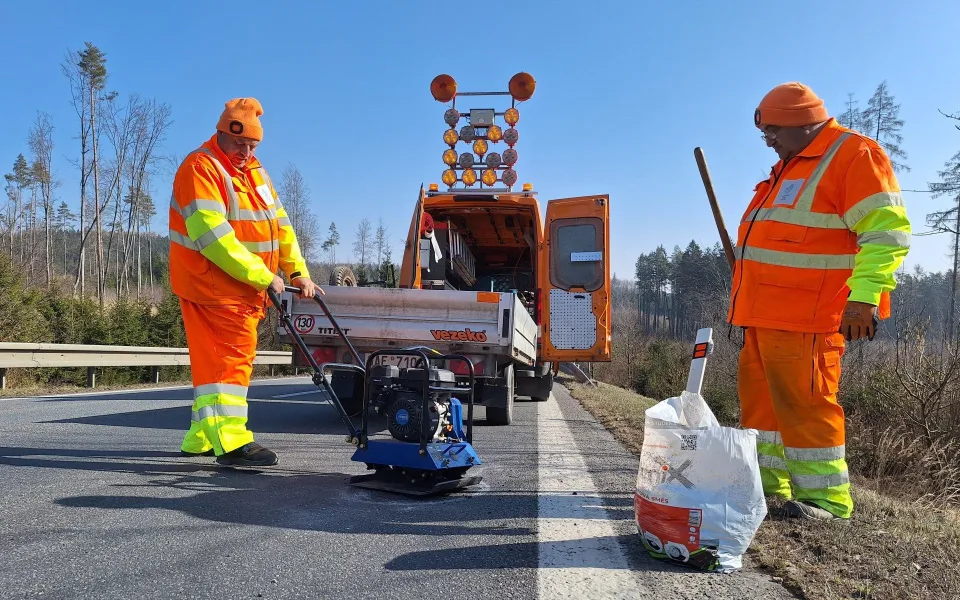 Díry na cestách? Rychlá rota se pustila do oprav výtluků na silnicích první třídy. Foto: Se svolením ŘSD