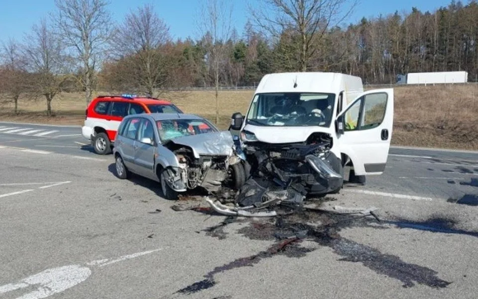 Řidič nezvládl nájezd na dálnici, cestující v protijedoucím autě se vážně zranili. Foto: Policie ČR