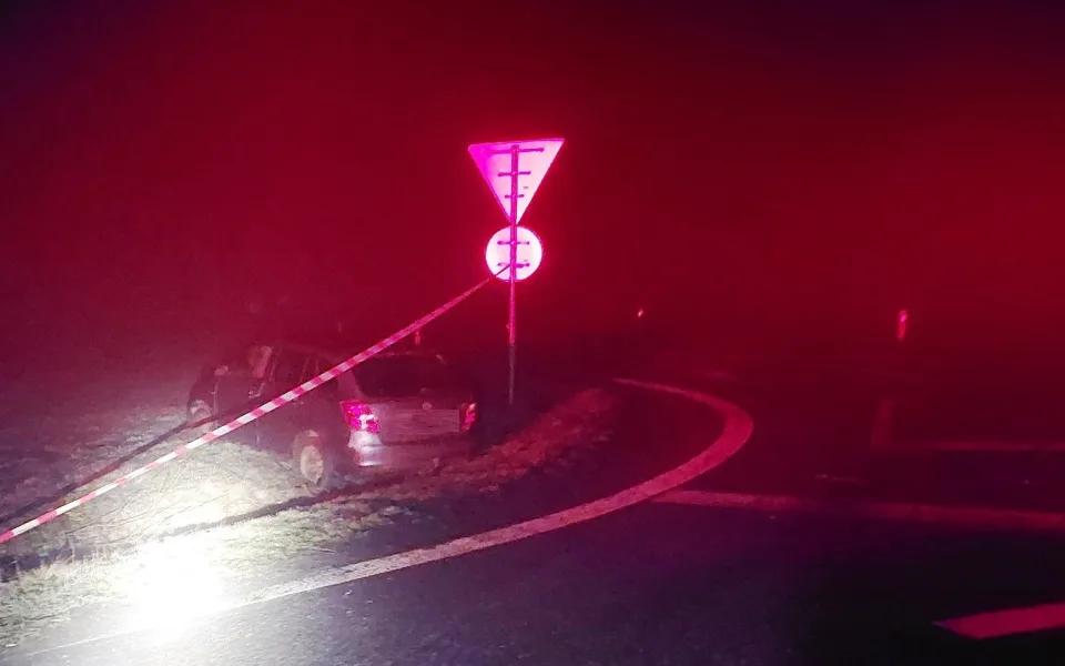 Řidič Fabie popil a boural na kruháči u Jihlavy. Spolujezdce převezli do nemocnice