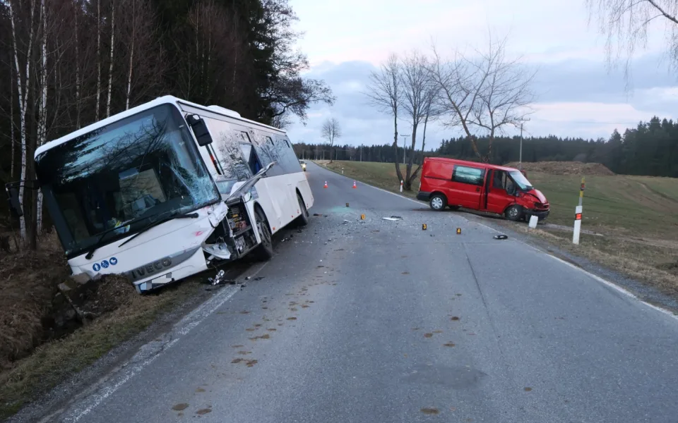 Na Žďársku se srazil autobus s dodávkou. Její řidič nadýchal přes tři promile