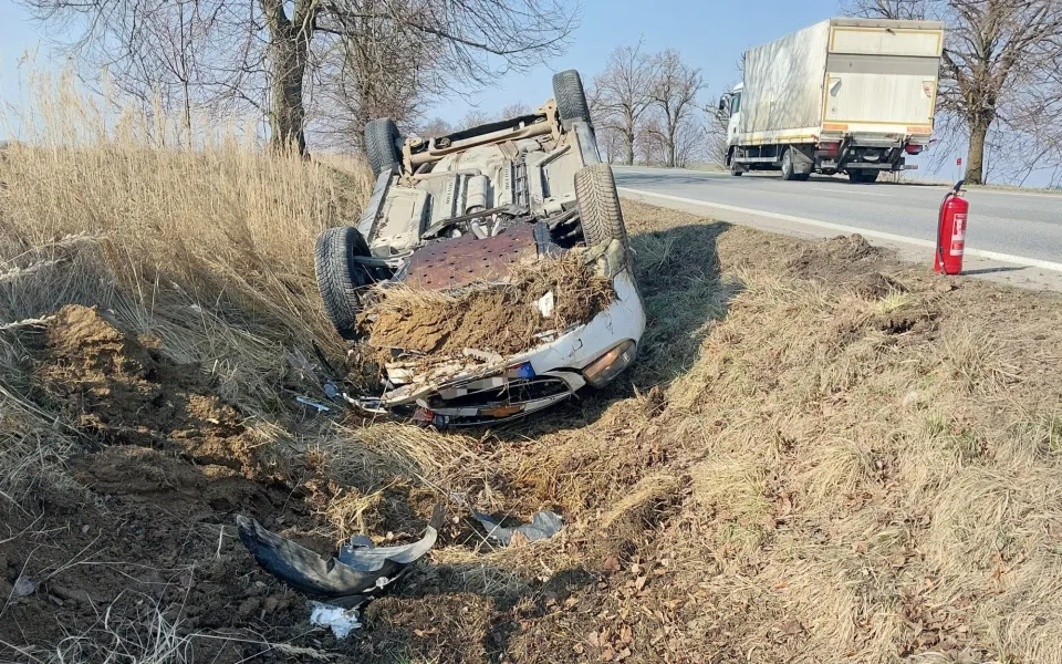 Nepovedené předjíždění. Na Žďársku se srazili dva řidiči, jeden utrpěl zranění 