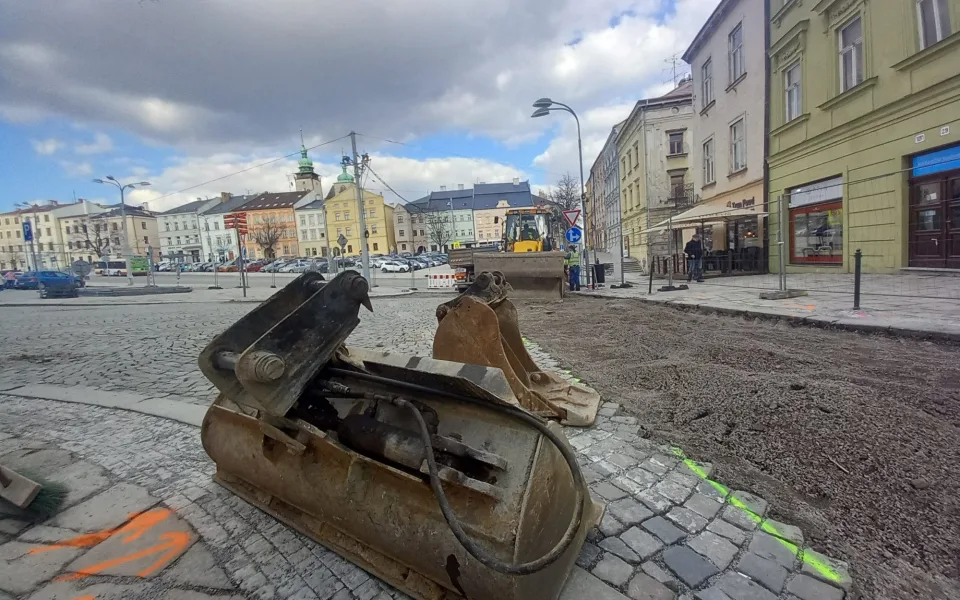 Uzavírka na jihlavském náměstí: Dělníci rozebírají dlažební kostky ve spodní části