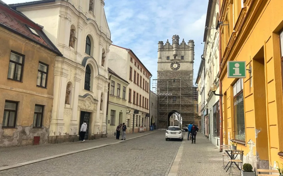 Na dominantě Jihlavy roste lešení. Opravy Brány Matky Boží tak brzy začnou