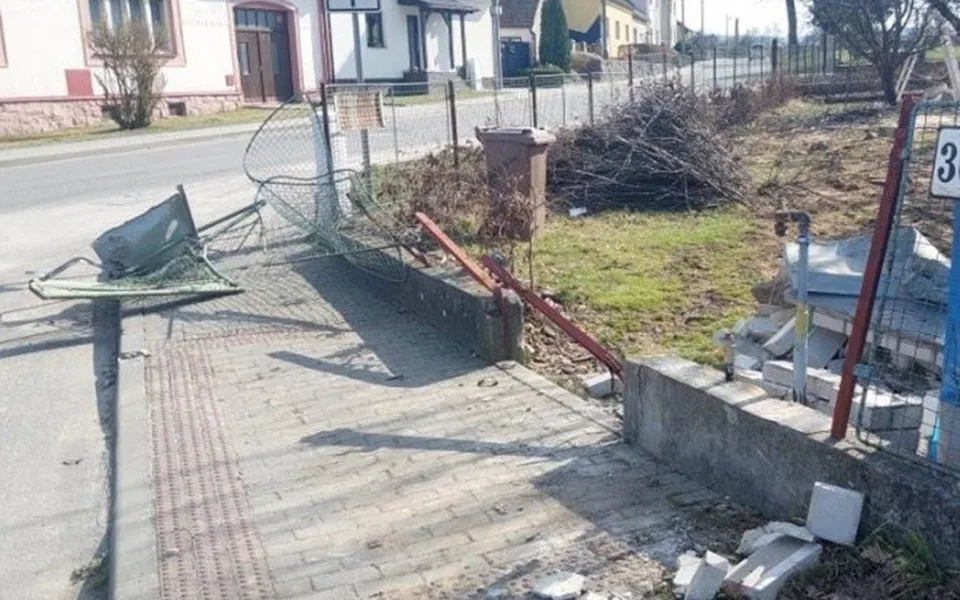 Řidič nákladního auta v Batelově vyjel na chodník, porazil plot a plynovou přípojku. Foto: Policie ČR
