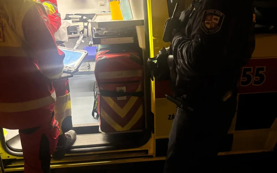 Chtěla si uprostřed noci objednat jídlo, byla ale zmatená. Seniorce pomohli strážníci. Foto: Městská policie Jihlava