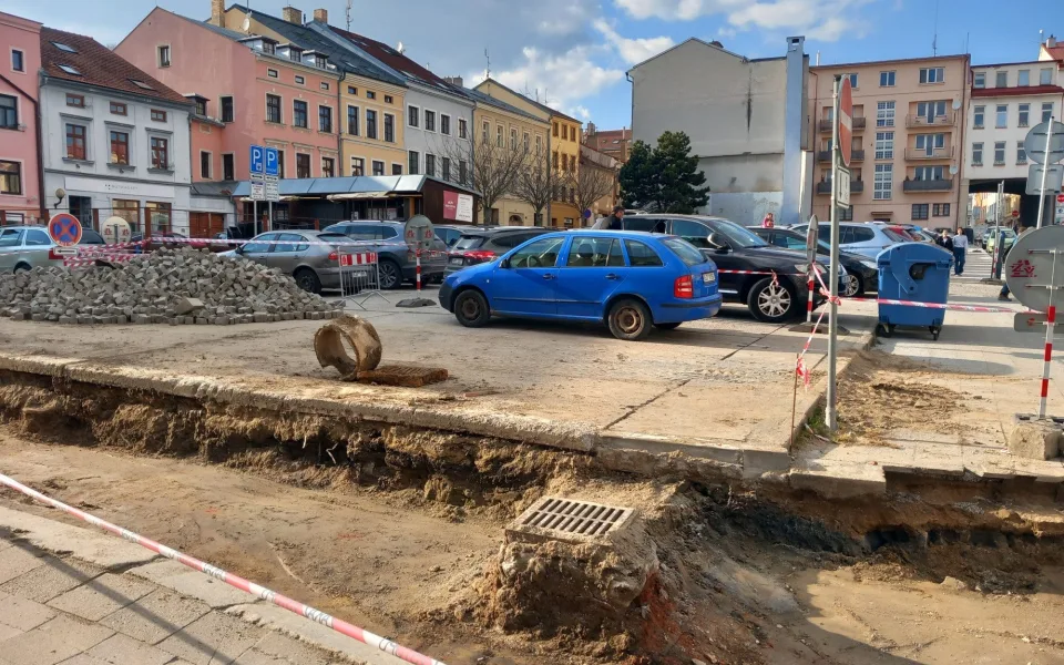 Parkování v Jihlavě XXX: Za Snahou je pořád místa dost, je potřeba sledovat značky