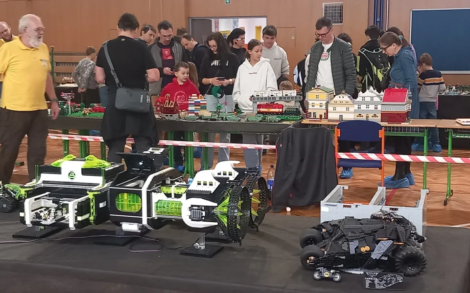 VIDEO: Děti dnes jdou do školy s radostí. Festival kostek láká malé i velké