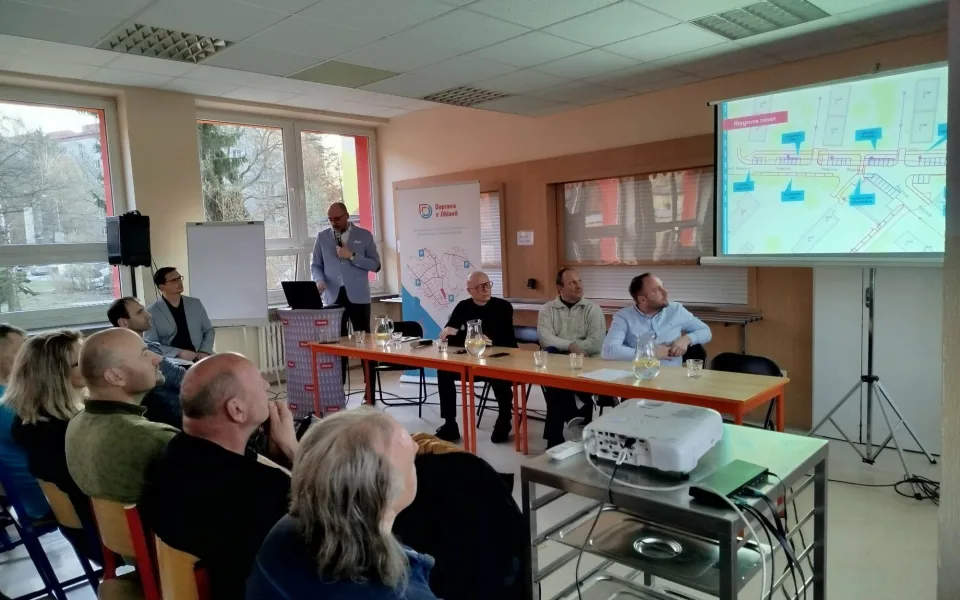 Modré čáry míří i na Bedřichov. Veřejná beseda však byla tentokrát v klidu