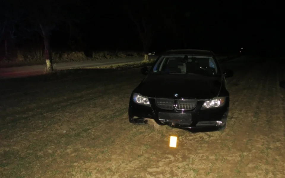 Řidič BMW dostal smyk a skončil na poli. Neměl řidičák a navíc byl opilý. Foto: Policie ČR