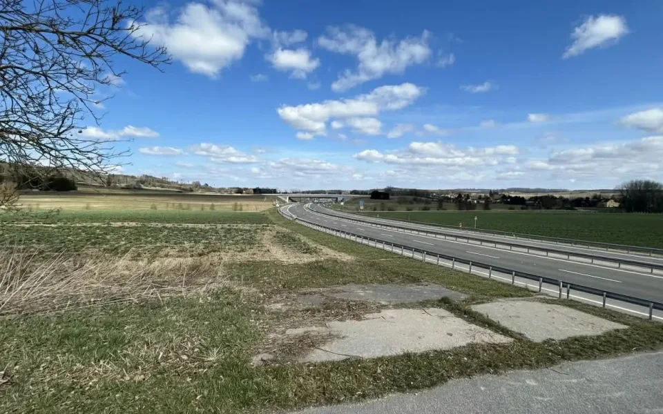 Vizualizace, jak by dálnice D20 v krajině u Dolní Cerekve vypadala (redakčně upraveno).