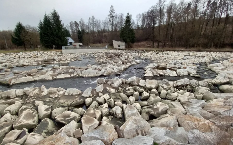 VIDEO, FOTO: Unikátní skluz pro ryby zabodoval: jez u Luk nad Jihlavou je stavbou roku