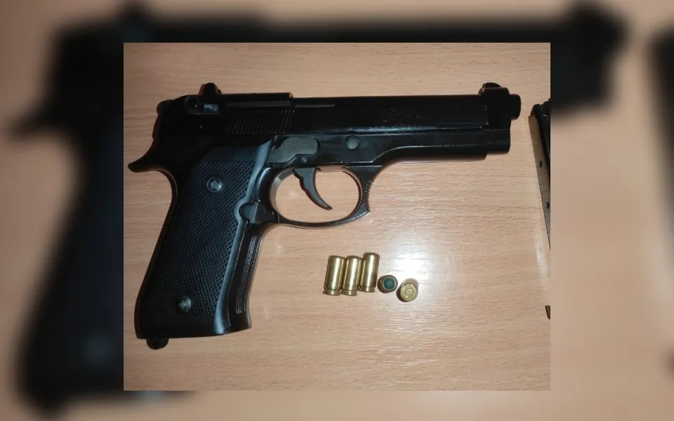 Po Březinkách v Jihlavě se nesla střelba. Opilec se pak schovával v lesoparku za stromy 