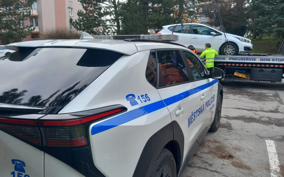 FOTO, VIDEO: Na Březinkách se čistí ulice a auta lítají vzduchem