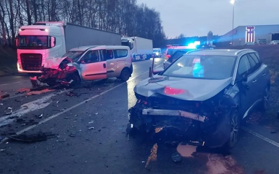 Frekventovanou silnici u Komorovic dnes ráno uzavřela dopravní nehoda. Foto: Policie ČR