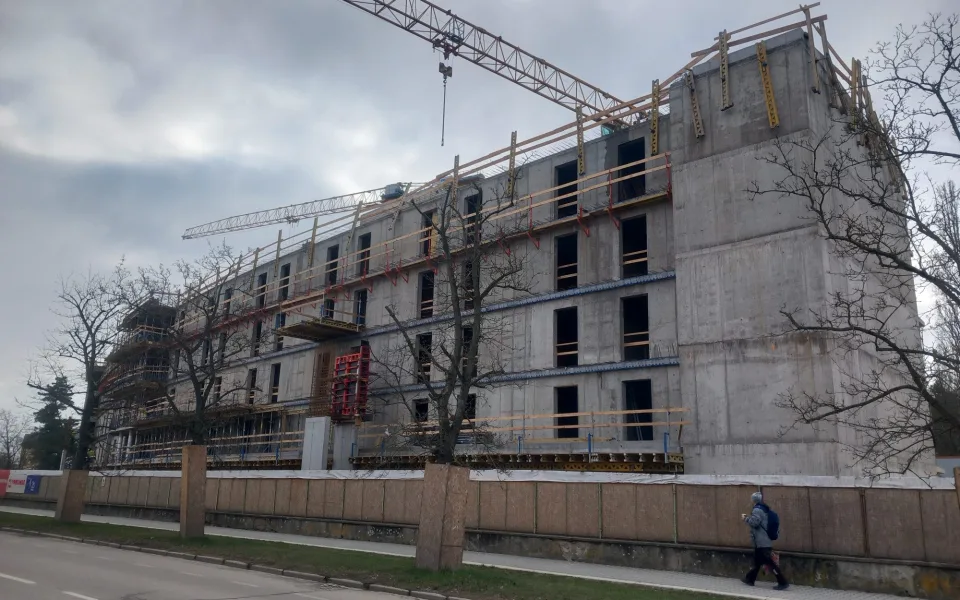 Soud rozhodl: Stavba vysokoškolských kolejí opět stojí, školu bude stát více peněz
