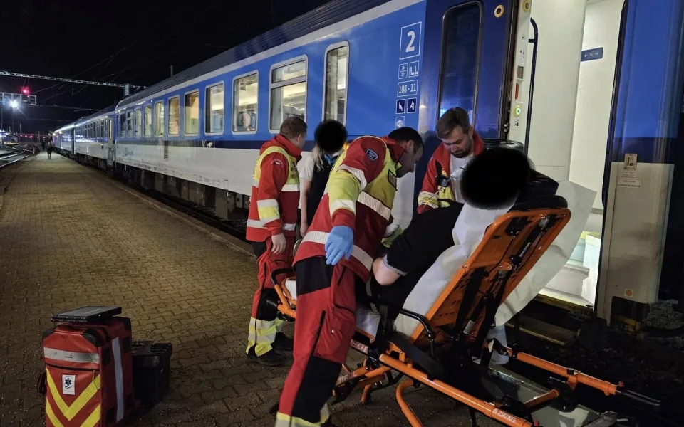 Sanitka nemohla k peronu. V Jihlavě ošetřoval lékař pacienta za jízdy ve vlaku