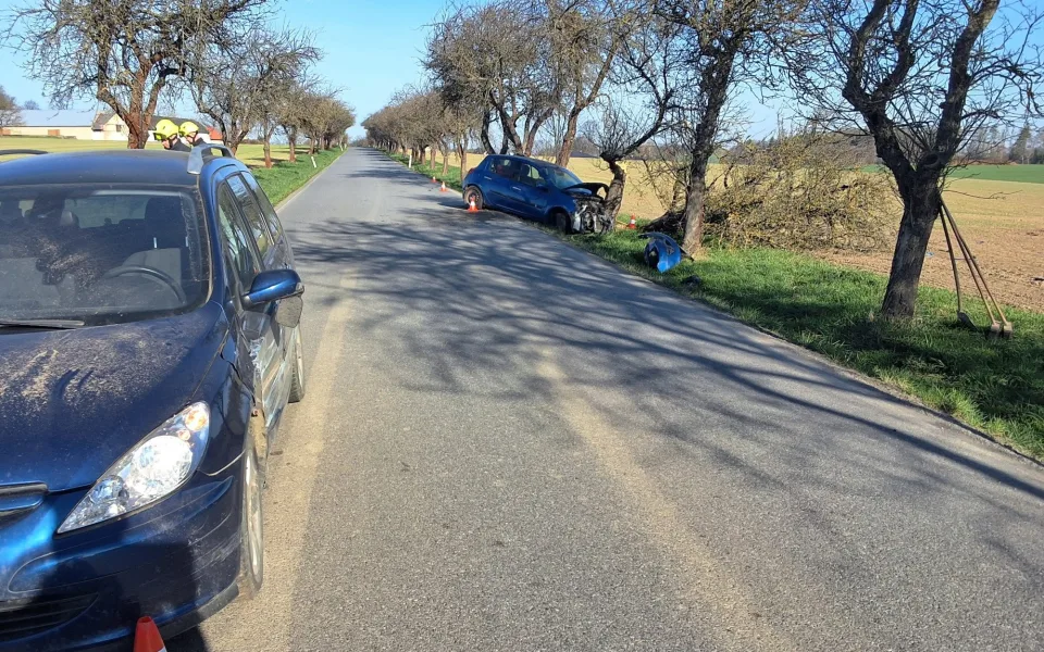 Muž předjížděl autobus a bokem narazil do auta. Zranila se maminka s dcerou v sedačce 
