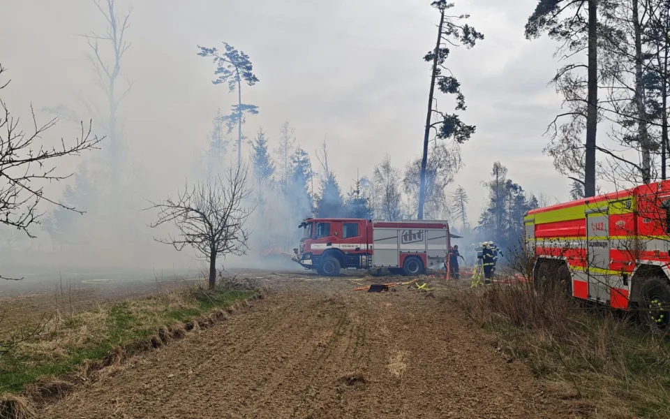 FOTO: Požár u Brzkova zaměstnává deset jednotek hasičů. Foto: HZS Kraje Vysočina