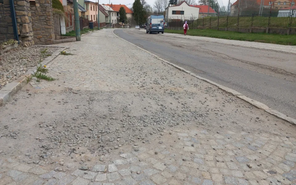 FOTO: V Rošického přestanou auta jezdit po chodníku. Radikální proměna ulice brzy začne