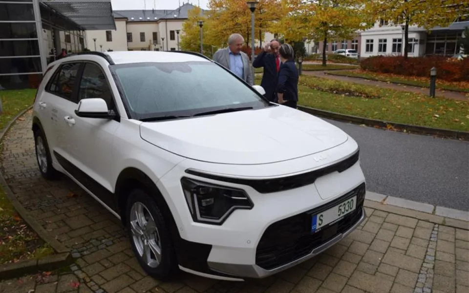 První vlastní elektromobil Kraje Vysočina, Kia Niro, který kraj pořídil v rámci projektu Elektromobilita Kraje Vysočina 2023. Foto: Kraj Vysočina