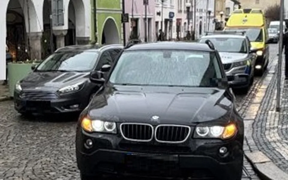 Zatroubil na chodce, skončil v nemocnici. Opilý muž poničil BMW a napadl řidiče. Foto: Policie ČR
