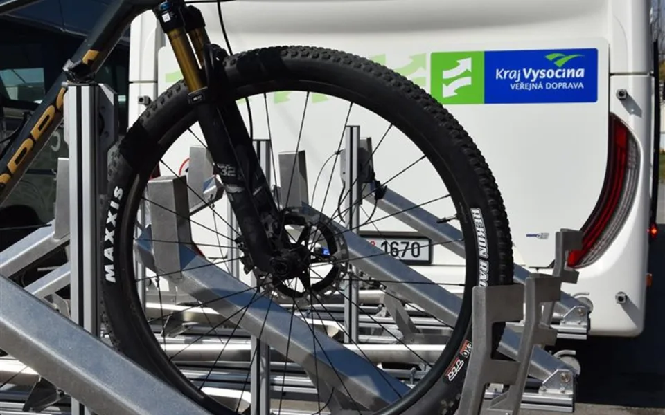 Víkend v sedle kola: Z Jihlavy jezdí co Telče speciální autobusy, vyjíždí i z Třebíče. Foto: Kraj Vysočina