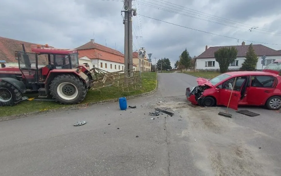 Žena vjela na silnici, po které zrovna projížděl traktor, škoda je dvě stě tisíc. Foto: Policie ČR