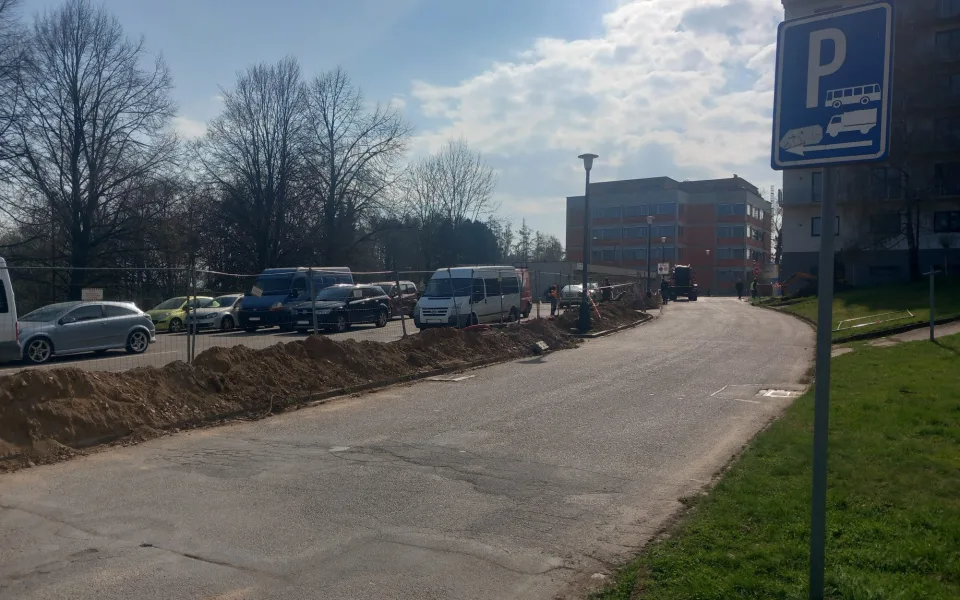 Parkování v Jihlavě XXXII.: Dodávky mizí ze sídlišť. Primátor poradil, kam s nimi