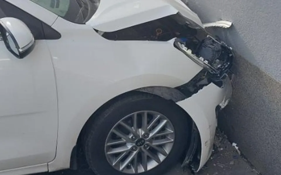 Senior si spletl pedály a naboural do jihlavské nemocnice. Při nehodě se zranil. Foto: Policie ČR