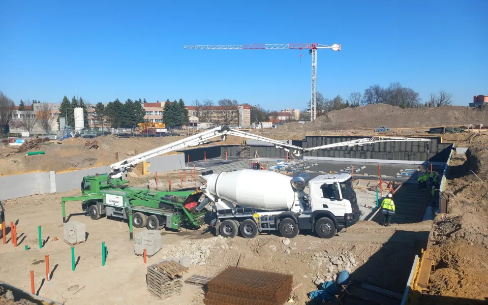 VIDEO, FOTO: U jihlavské nemocnice staví parkovací dům, letos se tam neparkuje snadno