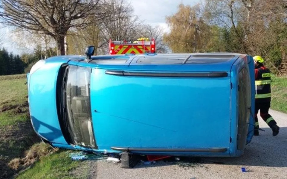 Mladý řidič jel moc rychle, po divokém manévrování převrátil auto na bok. Foto: Policie ČR